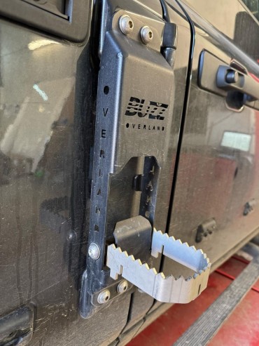 Marche pieds sur charnières