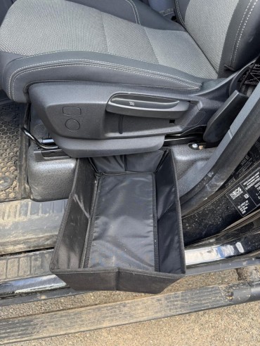 Rangement sous siège avant